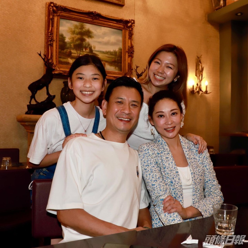 楊卓娜與「燈箱大王」男友楊志翹育有一女，與兩個繼女也相處融洽，更被封為「最強繼母」。